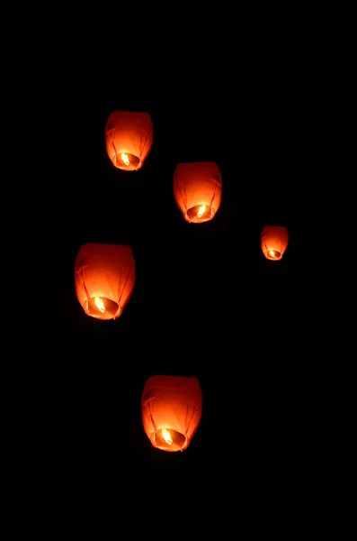 Lanterna voadora no céu escuro — Fotografia de Stock