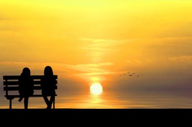 iki arkadaş beach yakınındaki tahta bankta oturmuş