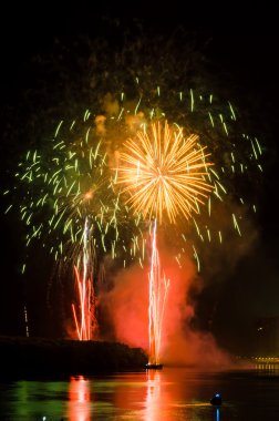 renkli havai fişek. Fireworks patlayıcı piroteknik sınıfıdır