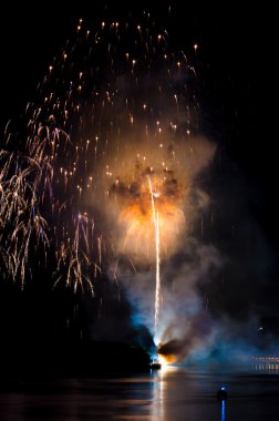 renkli havai fişek. Fireworks patlayıcı piroteknik sınıfıdır