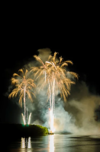 Πολύχρωμα πυροτεχνήματα. πυροτεχνήματα είναι μια κατηγορία πυροτεχνικών εκρηκτικό — Φωτογραφία Αρχείου