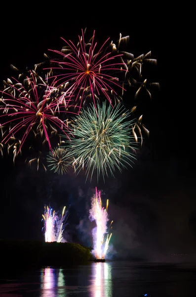 Artificii colorate. Focurile de artificii sunt o clasă de pirotehnică explozivă — Fotografie, imagine de stoc