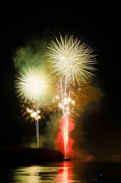 Feux d'artifice colorés. Les feux d'artifice sont une classe de pyrotechnie explosive — Photo