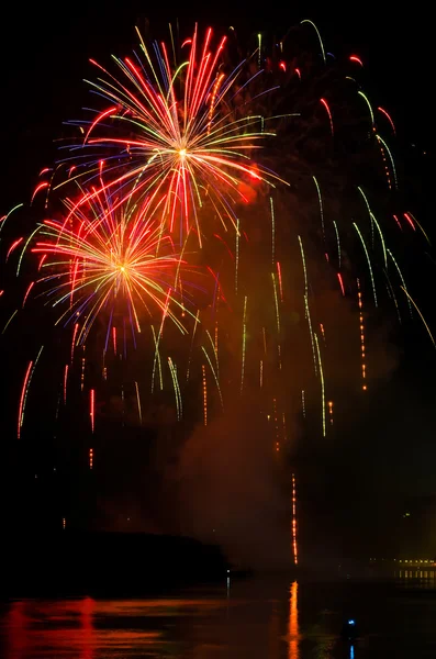 Fuegos artificiales coloridos. Los fuegos artificiales son una clase de explosivos pirotécnicos — Foto de Stock