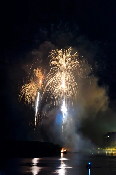 Fuochi d'artificio colorati. I fuochi d'artificio sono una classe di esplosivi pirotecnici — Foto Stock