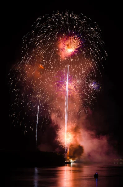 Fuochi d'artificio colorati. I fuochi d'artificio sono una classe di esplosivi pirotecnici — Foto Stock