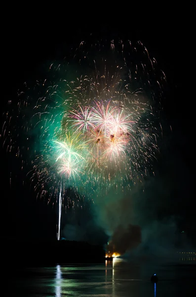 Artificii colorate. Focurile de artificii sunt o clasă de pirotehnică explozivă — Fotografie, imagine de stoc