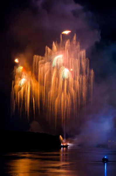 カラフルな花火。花火は花火の爆発のクラス — ストック写真