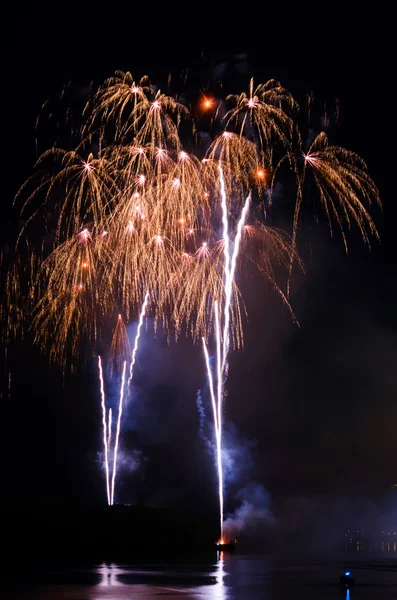 Fuochi d'artificio colorati. I fuochi d'artificio sono una classe di esplosivi pirotecnici — Foto Stock