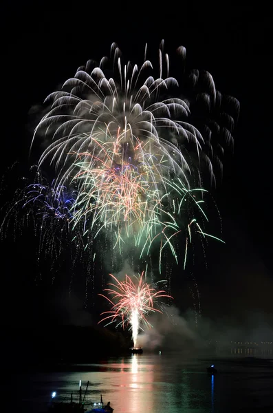 Fogos de artifício coloridos. Fogos de artifício são uma classe de pirotecnia explosiva — Fotografia de Stock