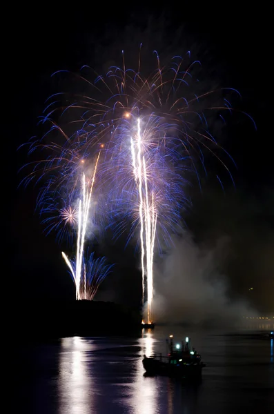 Fuochi d'artificio colorati. I fuochi d'artificio sono una classe di esplosivi pirotecnici — Foto Stock