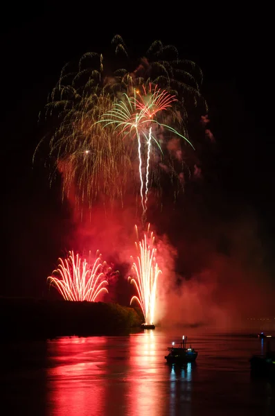 Fuegos artificiales coloridos. Los fuegos artificiales son una clase de explosivos pirotécnicos —  Fotos de Stock