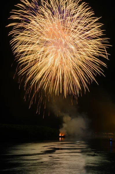 Artificii colorate. Focurile de artificii sunt o clasă de pirotehnică explozivă — Fotografie, imagine de stoc