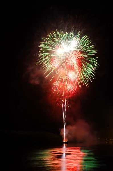 Fuegos artificiales coloridos. Los fuegos artificiales son una clase de explosivos pirotécnicos — Foto de Stock