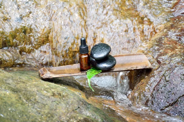 Zen stone med spa olja — Stockfoto