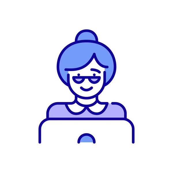 Abuela con gafas en un ordenador portátil navegando por Internet o charlando. Mujer adulta mayor. Pixel perfecto, icono de color de trazo editable — Archivo Imágenes Vectoriales