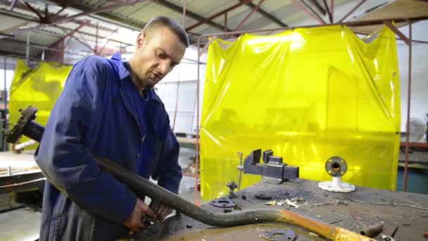 An industrial service repairmen labouring in workshop — Stock Video