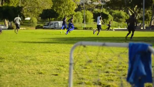 Грати в футбол — стокове відео