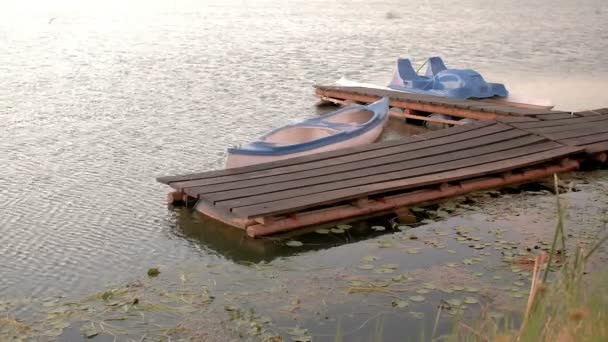 Tretboot schwimmt auf dem See — Stockvideo