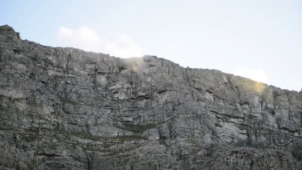 Nubes sobre Mesa montaña — Vídeo de stock