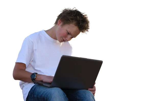 Adolescente con pelo puntiagudo trabajar en el ordenador portátil (aislado en blanco ) —  Fotos de Stock