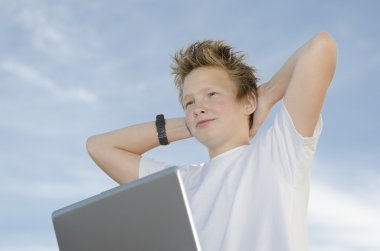 gencin başını arkasında yine elele laptop ile dinlenme