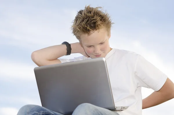 Bello ragazzo riposo con mobile computer — Foto Stock