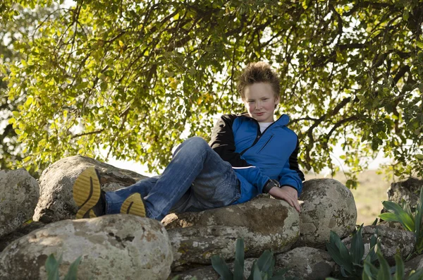 Teenager setting in nature — Stock Photo, Image