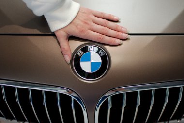 Kadın eli Bmw logo