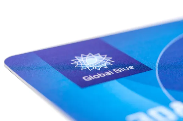 Fechar o cartão de plástico "Global Blue" com logotipo de compan livre de impostos — Fotografia de Stock