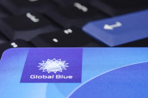 Logotipo de primer plano Global Blue en la tarjeta de plástico contra ThinkPad negro —  Fotos de Stock