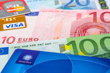 euro banknot üzerinde küresel mavi, visa ve mastercard kredi kartları