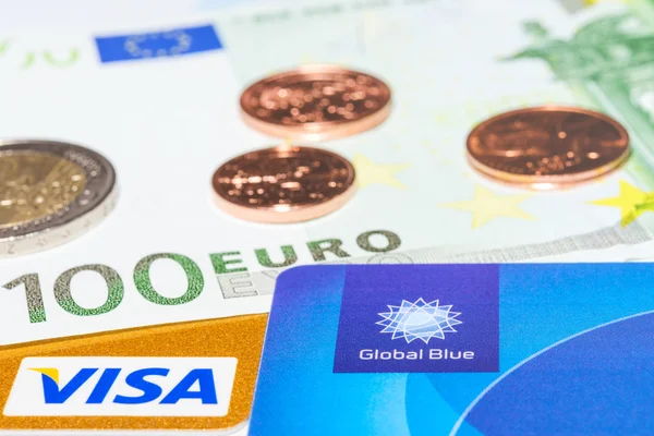 "global blue "," visa "Kreditkarte und Bargeld — Stockfoto