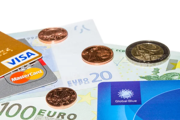 신용 카드와 세금 무료 카드에 유로 동전과 지폐 — 스톡 사진