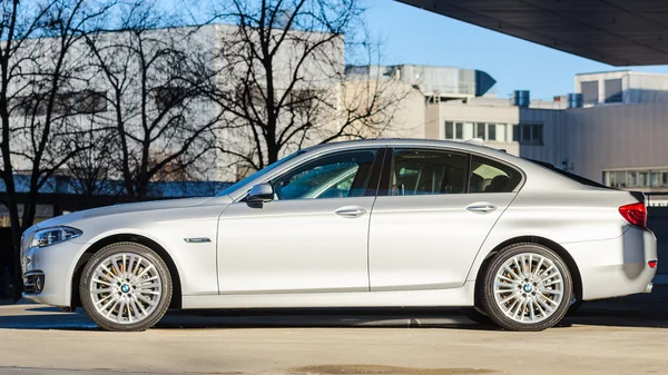 Vista lateral del nuevo modelo moderno BMW 535i sedán —  Fotos de Stock