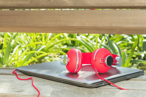 Cuffie rosse colorate e notebook — Foto Stock