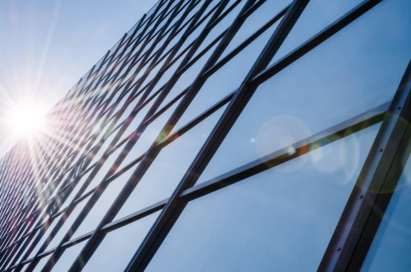 Glas en staal - gespiegelde gevel van moderne kantoorgebouw — Stockfoto