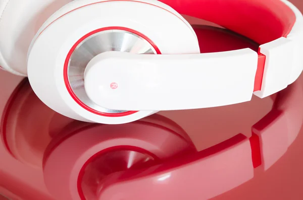 红色和白色的多彩耳机 — 图库照片