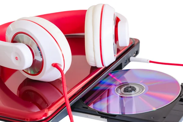 Rode hoofdtelefoon en laptop met compact disk — Stockfoto