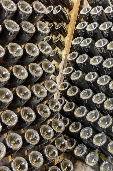 Vinhos espumantes tradicionais armazenados no rack — Fotografia de Stock