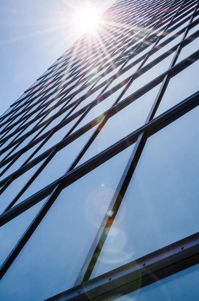 Staal en glas - gespiegelde gevel van moderne wolkenkrabber — Stockfoto