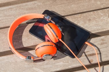 Turuncu kulaklık ve tablet pc