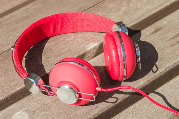 밝은 빨간색 유선된 헤드폰 — 스톡 사진
