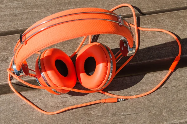 Fones de ouvido com fio laranja vibrante — Fotografia de Stock