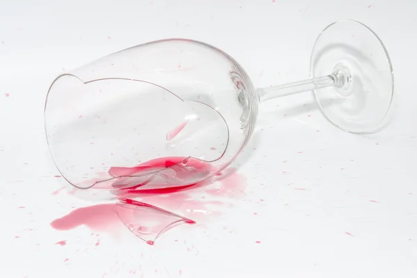 Vinho partido com salpicos de vinho tinto derramados — Fotografia de Stock