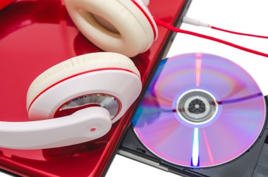 taşınabilir bilgisayar dvd yuvarlak yüzey ve kırmızı beyaz kulaklık