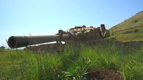 Large-caliber gun on old destroyed tank beside the Syrian border — Stock Photo, Image