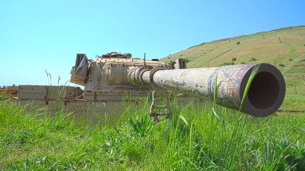 Tourelle de réservoir rouillée avec canon de gros calibre — Photo