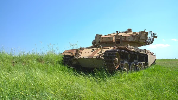 Tanque pesado oxidado cerca de la frontera siria israelí — Foto de Stock