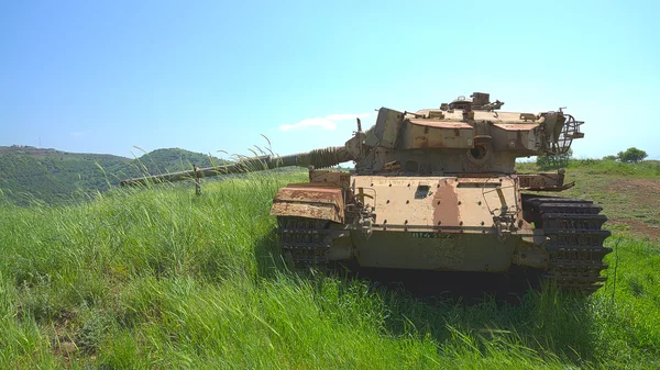 Destroyed rusty tank on battlefield near the border — Stock Photo, Image